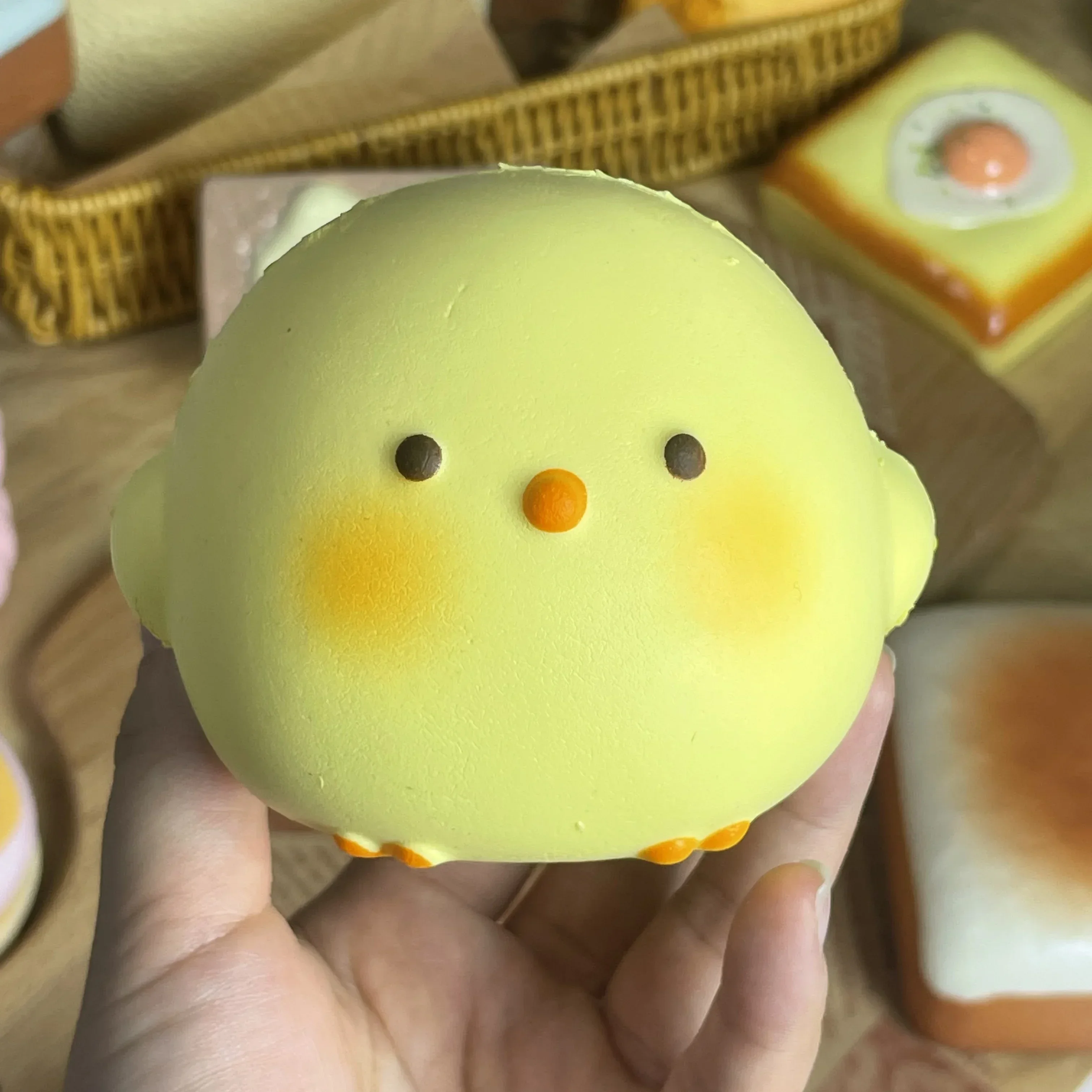 熱い！ かわいい巨大ひよこ型スクイッシーおもちゃ、ゆっくり膨 - Kids' Toy のレビューと価格